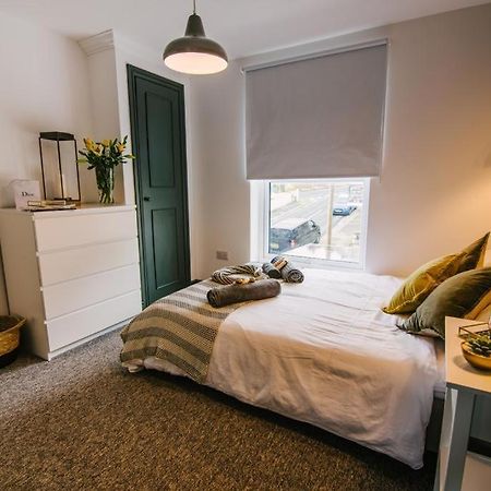 Quiet Location - 3 Bedroom Family House With 3 Shower Room - 2 Parking Spaces Plymouth Exteriör bild