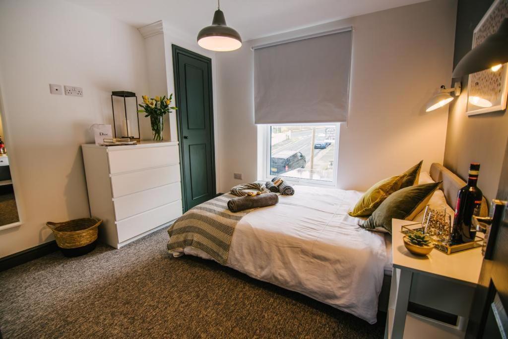 Quiet Location - 3 Bedroom Family House With 3 Shower Room - 2 Parking Spaces Plymouth Exteriör bild