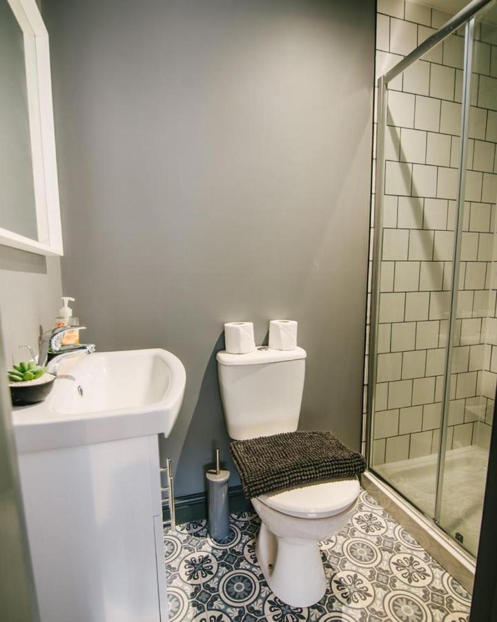 Quiet Location - 3 Bedroom Family House With 3 Shower Room - 2 Parking Spaces Plymouth Exteriör bild